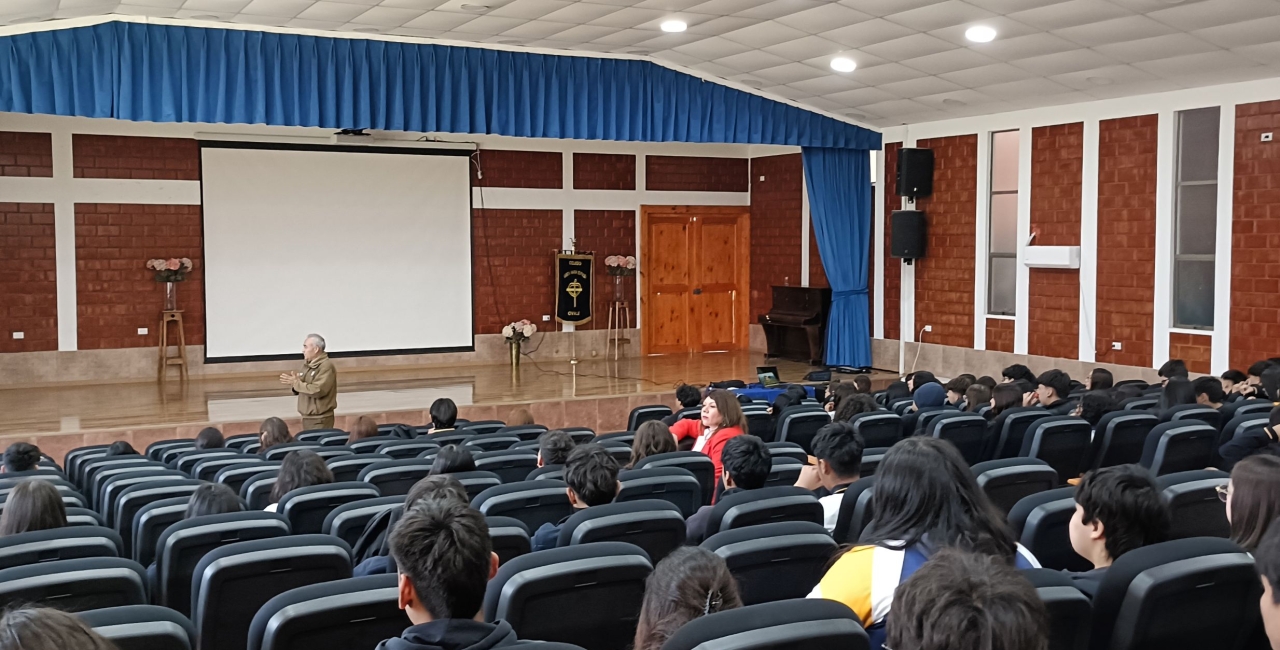 Carabineros realizan Charla Vocacional a nuestros/as estudiantes